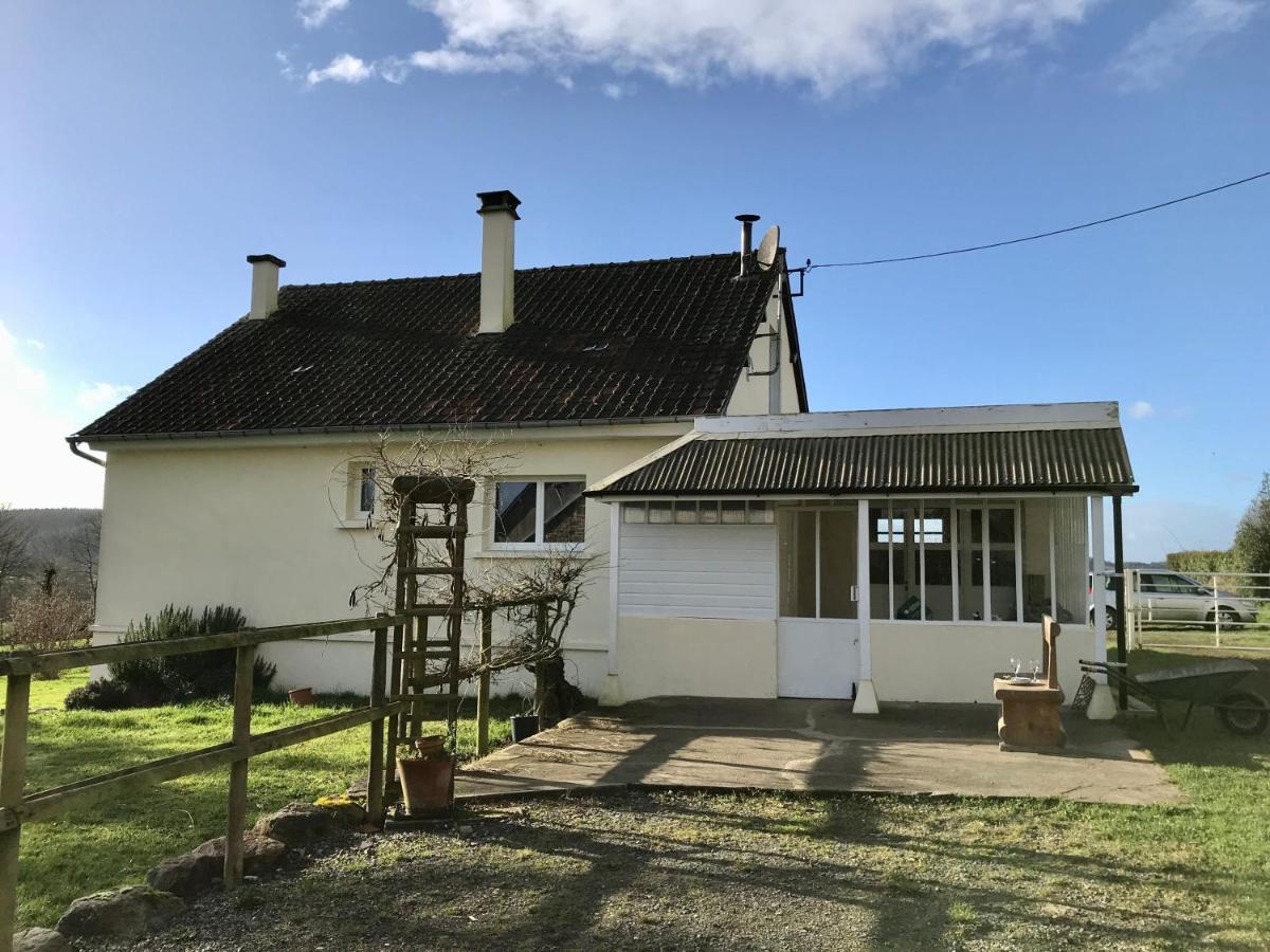 Gite Cottage Chaleureux En Pleine Campagne Vue Sur Les Monts Et Forets Et Le Chateau De Carrouges Bagian luar foto